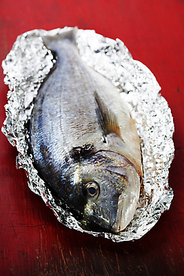 포토 JPG 해외이미지 실내 어류 요리 사람없음 은박지 해산물 빨간배경 황새치 해외포토 백그라운드 내부 빨간색 수중동물 파일형식 새치