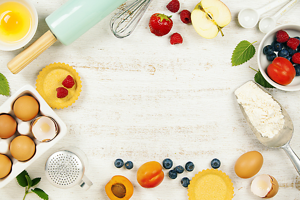 포토 JPG 해외이미지 그릇 딸기 사람없음 하이앵글 계란 사과 계란껍데기 흰배경 블루베리 산딸기 밀가루 거품기 계량스푼 계란판 살구 스쿱 카피스페이스 해외202004 해외포토 식기 뷰포인트 백그라운드 과일 주방용품 알 공백 흰색 가루 파일형식