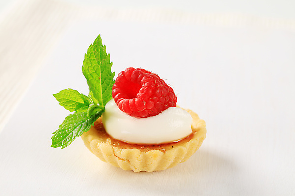 포토 JPG 해외이미지 열매 음식 2 과일 디저트 도마 사람없음 케이크 껍질 흰색 신선 달콤 굽기 민트 크림 산딸기 토핑 레시피 칼로리 충동구매 바닐라 커스터드 타르트 페스츄리 휘핑크림 캐러멜 맛있는 해외202004 해외202105 해외포토 식물 빵 컬러 주방용품 쇼핑 맛 구이 허브 파이_빵 과소비 휘핑 파일형식