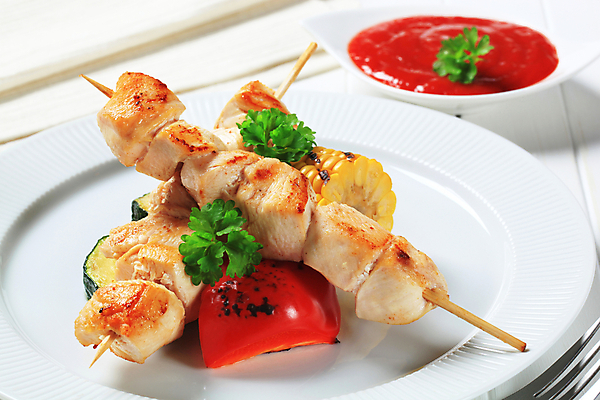 포토 JPG 해외이미지 접시 음식 조각 채소 부분 고추 육류 요리 사람없음 식사 치킨 조미료 꼬치 그릴 바비큐 케첩 굽기 토마토소스 점심식사 케밥 앙트레 주키니호박 해외202004 해외202105 해외포토 식기 식재료 주방용품 소스_음식 구이 닭고기요리 향미료 파일형식