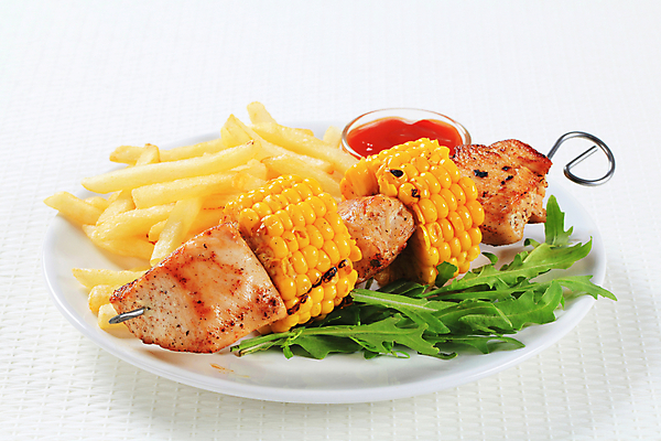 포토 JPG 해외이미지 접시 실내 옥수수 요리 사람없음 감자튀김 꼬챙이 케첩 흰배경 종지 꼬치구이 꼬치요리 칠면조고기 해외202004 해외202105 해외포토 그릇 식기 백그라운드 주방용품 곡류 감자 육류 내부 튀김 흰색 소스_음식 꼬치 구이 파일형식