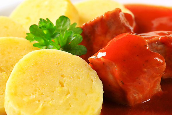 포토 JPG 해외이미지 접시 음식 조각 감자 육류 돼지고기 요리 사람없음 식사 저녁식사 묘사 슬라이스 토마토소스 점심식사 경단 메인요리 해외202004 해외202105 해외포토 식기 채소 식재료 소스_음식 파일형식