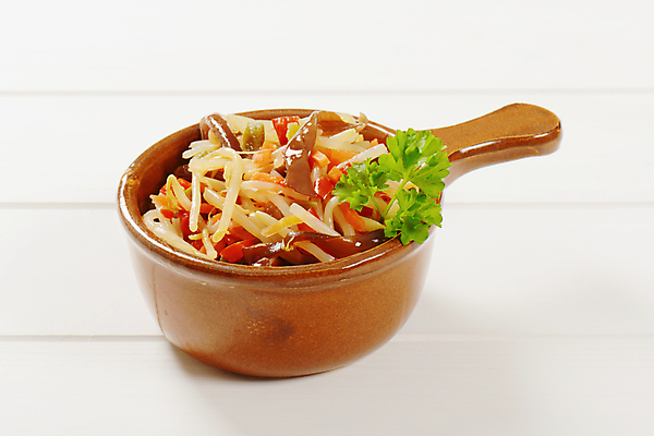 포토 JPG 해외이미지 음식 채소 건강 사람없음 컬러풀 갈색 새싹 여러개 버섯 당근 샐러드 도자기 고명 냄비 가득함 피클 슬라이스 발효 후추 통조림 섞기 절임 채식주의자 해외202004 해외202105 해외포토 식물 컬러 다수 뿌리채소 솥 향신료 채식 파일형식