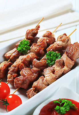 포토 JPG 해외이미지 그릇 방울토마토 실내 파슬리 돼지고기 사람없음 케첩 흰배경 꼬치요리 해외202004 해외202105 해외포토 식기 백그라운드 토마토 채소 육류 요리 내부 흰색 소스_음식 꼬치 파일형식