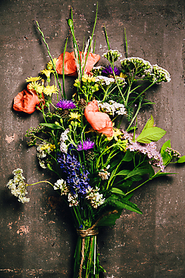 포토 JPG 해외이미지 꽃다발 실내 사람없음 들꽃 나무바닥 노끈 해외202004 해외포토 꽃 줄 바닥 내부 파일형식