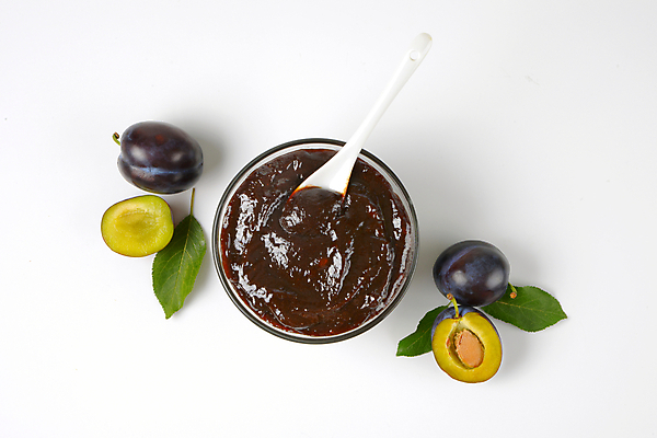 포토 JPG 해외이미지 스튜디오촬영 단면 실내 사람없음 하이앵글 숟가락 흰배경 유리그릇 과일잼 서양자두 해외202004 해외202105 해외포토 그릇 뷰포인트 백그라운드 유리 수저 내부 흰색 잼 파일형식