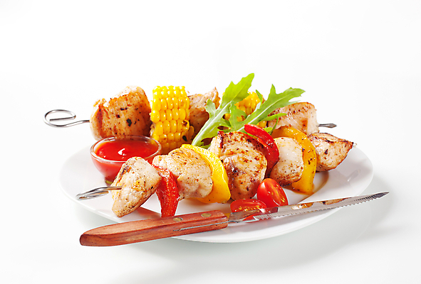 포토 JPG 해외이미지 그릇 접시 실내 옥수수 요리 사람없음 꼬치 나이프 케첩 흰배경 고소한맛 닭꼬치 옥수수구이 해외202004 해외202105 해외포토 식기 백그라운드 곡류 내부 닭고기 흰색 소스_음식 칼 맛 구이 파일형식