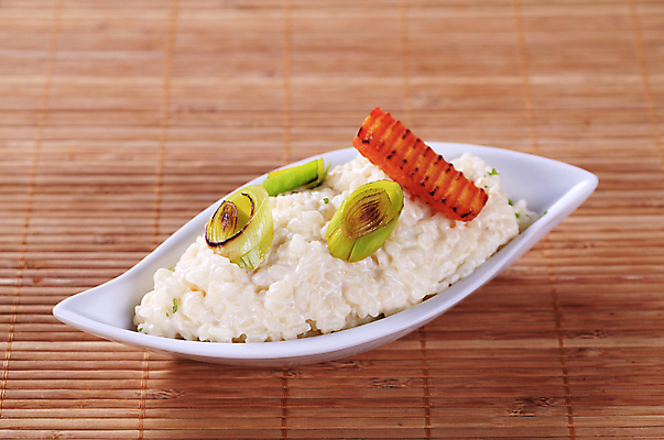 포토 JPG 해외이미지 음식 채소 밥 반찬 요리 사람없음 저녁식사 당근 우유 사발 그릴 낟알 받침대 대나무 부추 점심식사 리조또 반주 삶기 채식주의자 해외202004 해외202105 해외포토 나무 주방용품 유제품 뿌리채소 식사 사기그릇 채식 파일형식