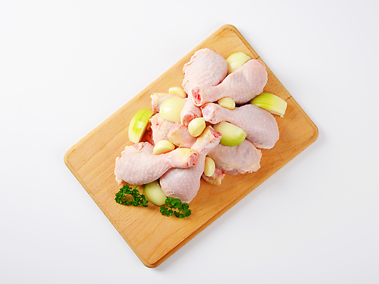 포토 JPG 해외이미지 스튜디오촬영 양파 파슬리 마늘 생고기 사람없음 닭고기 신선 흰배경 날것 닭다리 나무도마 생닭 해외202004 해외202105 해외포토 백그라운드 채소 도마 실내 육류 목재 흰색 닭 파일형식