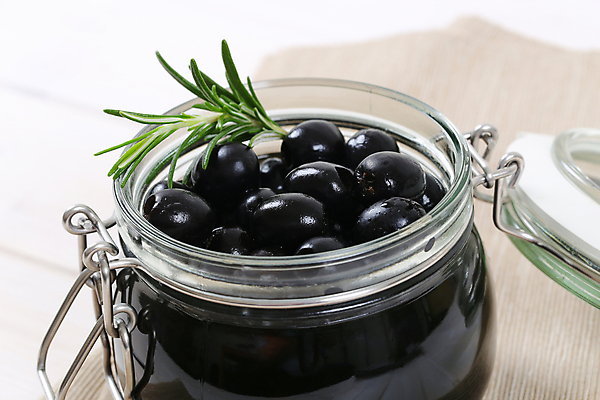 포토 JPG 해외이미지 스튜디오촬영 유리병 실내 사람없음 식탁보 오픈 흰배경 올리브 담기 로즈메리 올리브절임 해외202004 해외202105 해외포토 열매 백그라운드 모션 병_용기 내부 흰색 허브 절임 파일형식