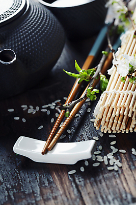 포토 JPG 해외이미지 스튜디오촬영 젓가락 실내 근접촬영 사람없음 쌀 찻주전자 해외202004 해외포토 뷰포인트 주전자 곡류 수저 내부 파일형식