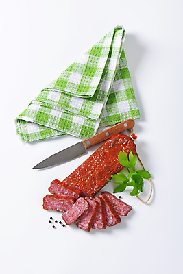 포토 JPG 해외이미지 스튜디오촬영 음식 육류 돼지고기 사람없음 소고기 향신료 슬라이스 후추 직사각형 살라미 편육 해외202004 해외202105 해외포토 도형 식재료 실내 향미료 파일형식