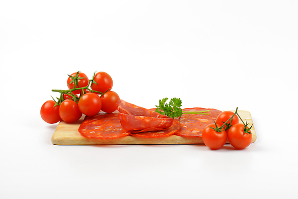 포토 JPG 해외이미지 스튜디오촬영 선 음식 조각 잎 채소 방울토마토 건조 도마 파슬리 육류 돼지고기 사람없음 목재 빨간색 초록색 그룹 소시지 맛 자르기 흰배경 매움 훈제 살라미 숙성 스페인어 얇은 줄서기 초리조 치유 편육 해외202004 해외202105 해외포토 나무 식물 컬러 백그라운드 컨셉 토마토 식재료 재료 모션 주방용품 실내 흰색 가공식품 파일형식