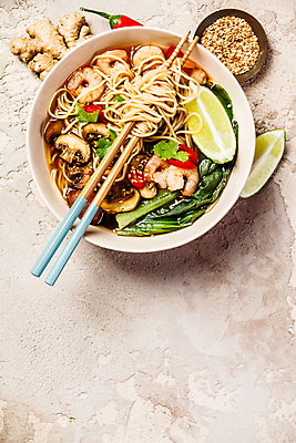 포토 JPG 해외이미지 그릇 젓가락 고추 새우 사람없음 하이앵글 버섯 깨 라임 생강 동양음식 베이지색배경 카피스페이스 해외202004 해외포토 식기 음식 뷰포인트 백그라운드 채소 과일 식재료 수저 갑각류 공백 조미료 베이지색 파일형식