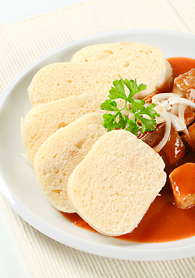 포토 JPG 해외이미지 접시 음식 빵 조각 부분 육류 돼지고기 요리 사람없음 식사 저녁식사 흰색 냅킨 슬라이스 토마토소스 점심식사 경단 메인요리 해외202004 해외202105 해외포토 식기 컬러 식재료 소스_음식 파일형식