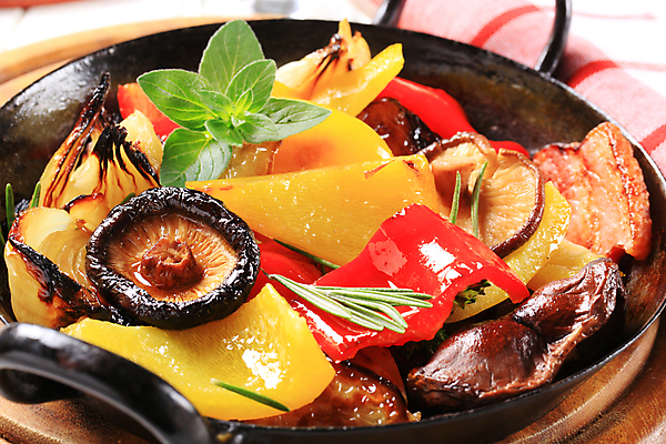 포토 JPG 해외이미지 음식 조각 채소 고추 반찬 양파 요리 사람없음 버섯 튀김 프라이팬 굽기 묘사 후추 반주 섞기 오레가노 음식준비 저지방 채식주의자 해외202004 해외202105 해외포토 주방용품 기름_음식 구이 향신료 준비 채식 파일형식