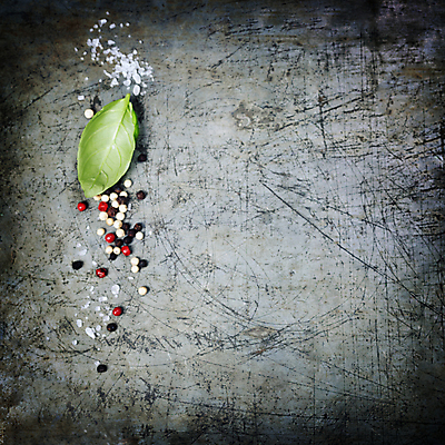 포토 JPG 해외이미지 잎 회색배경 실내 사람없음 하이앵글 소금 바질 통후추 카피스페이스 해외202004 해외포토 식물 뷰포인트 백그라운드 내부 공백 회색 후추 파일형식