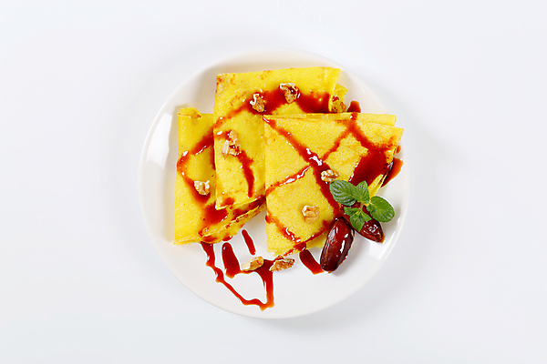 포토 JPG 해외이미지 접시 실내 사람없음 하이앵글 달콤 흰배경 호두 시럽 크레이프 해외202004 해외202105 해외포토 식기 뷰포인트 백그라운드 디저트 내부 견과류 흰색 맛 파일형식