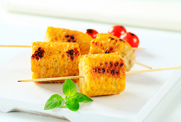 포토 JPG 해외이미지 접시 방울토마토 실내 옥수수 요리 사람없음 아웃포커스 꼬치 흰배경 고소한맛 옥수수구이 해외202004 해외202105 해외포토 식기 백그라운드 토마토 곡류 촬영기법 내부 흰색 맛 구이 파일형식