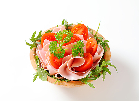 포토 JPG 해외이미지 스튜디오촬영 접시 음식 잎 토마토 채소 건강 육류 돼지고기 사람없음 목재 샐러드 로켓 신선 사발 애피타이저 흰배경 유기농 햄 날것 슬라이스 루꼴라 얇은 편육 해외202004 해외202105 해외포토 나무 식물 식기 웰빙 백그라운드 식재료 재료 실내 흰색 사기그릇 파일형식