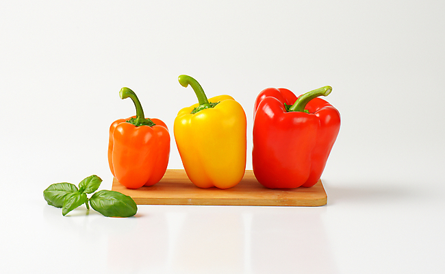 포토 JPG 해외이미지 파프리카 실내 사람없음 흰배경 바질 나무도마 해외202004 해외202105 해외포토 백그라운드 채소 도마 내부 목재 흰색 파일형식