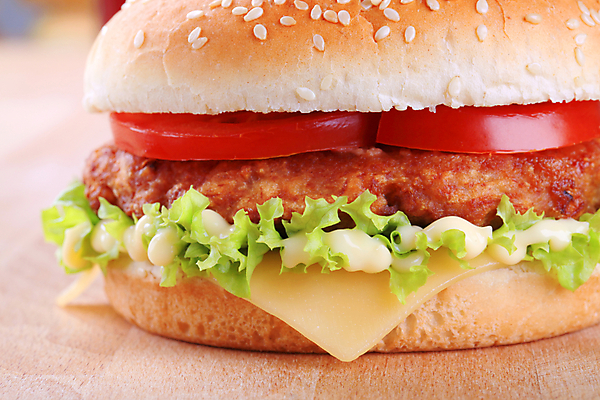 포토 JPG 해외이미지 1 토마토 치즈 패스트푸드 샌드위치 육류 사람없음 저녁식사 소고기 햄버거 정크푸드 상추 묘사 테이크아웃 패티 마요네즈 점심식사 땅바닥 번 치즈버거 해외202004 해외202105 해외포토 음식 빵 채소 식재료 유제품 바닥 식사 소스_음식 인스턴트 파일형식