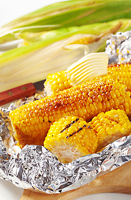 포토 JPG 해외이미지 실내 옥수수 사람없음 나이프 은박지 버터 나무도마 옥수수껍질 버터구이옥수수 해외202004 해외202105 해외포토 식기 음식 곡류 도마 내부 목재 껍질 칼 파일형식