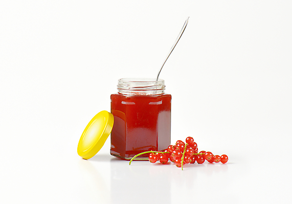 포토 JPG 해외이미지 스튜디오촬영 유리병 실내 사람없음 숟가락 흰배경 과일잼 과일젤리 레드커런트 해외202004 해외202105 해외포토 열매 백그라운드 병_용기 수저 내부 흰색 잼 젤리 파일형식