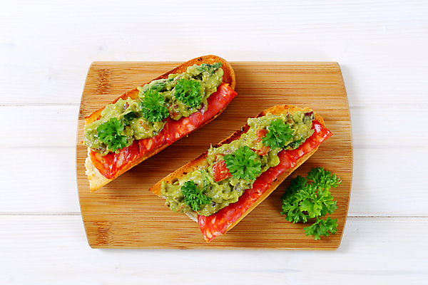 포토 JPG 해외이미지 스튜디오촬영 전통 음식 빵 조각 채소 부분 도마 샌드위치 사람없음 목재 펼침 신선 뜨거움 굽기 흰배경 매움 머리위 아보카도 과카몰리 살라미 해외202004 해외202105 해외포토 나무 백그라운드 과일 재료 모션 주방용품 실내 흰색 소스_음식 맛 구이 파일형식