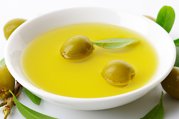 포토 JPG 해외이미지 스튜디오촬영 접시 실내 사람없음 올리브오일 흰배경 올리브 담기 올리브잎 올리브절임 해외202004 해외202105 해외포토 식기 열매 백그라운드 잎 모션 내부 흰색 기름_음식 절임 파일형식