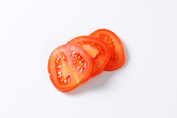 포토 JPG 해외이미지 스튜디오촬영 음식 토마토 채소 재료 건강 사람없음 빨간색 신선 횡단보도 자르기 흰배경 유기농 날것 슬라이스 머리위 숙성 해외202004 해외202105 해외포토 웰빙 컬러 백그라운드 모션 실내 흰색 보행로 파일형식