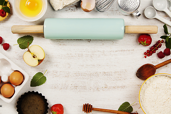 포토 JPG 해외이미지 그릇 딸기 사람없음 하이앵글 계란 민트 계란껍데기 흰배경 산딸기 밀가루 거품기 밀대 계량스푼 나무숟가락 계란판 크랜베리 타르트 허니디퍼 카피스페이스 해외202004 해외포토 식기 열매 빵 뷰포인트 백그라운드 과일 주방용품 알 숟가락 공백 흰색 도구 가루 허브 파이_빵 파일형식