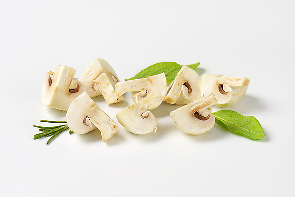 포토 JPG 해외이미지 스튜디오촬영 조각 식재료 실내 사람없음 흰배경 슬라이스 양송이 로즈메리 세이지 해외202004 해외202105 해외포토 백그라운드 내부 버섯 흰색 허브 파일형식