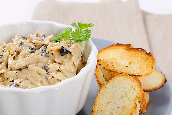 포토 JPG 해외이미지 스튜디오촬영 접시 음식 빵 조각 부분 치즈 사람없음 쌓기 펼침 회색 흰색 신선 사발 닫기 바게트 굽기 받침대 올리브 토스트 흙더미 무생채 접기 크루통 핸드메이드 해외202004 해외202105 해외포토 식기 열매 컬러 모션 유제품 실내 흙 사기그릇 구이 파일형식 더미