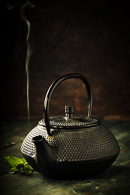 포토 JPG 해외이미지 잎 검은배경 실내 사람없음 다기 찻주전자 해외202004 해외포토 식물 백그라운드 주전자 내부 검은색 다도 파일형식