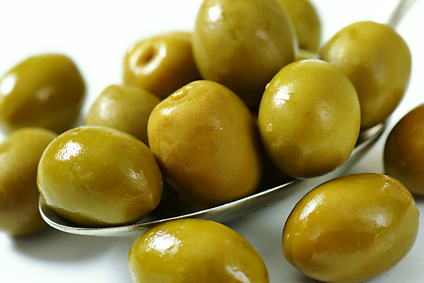 포토 JPG 해외이미지 스튜디오촬영 실내 근접촬영 사람없음 숟가락 흰배경 올리브 올리브절임 해외202004 해외202105 해외포토 열매 뷰포인트 백그라운드 수저 내부 흰색 절임 파일형식