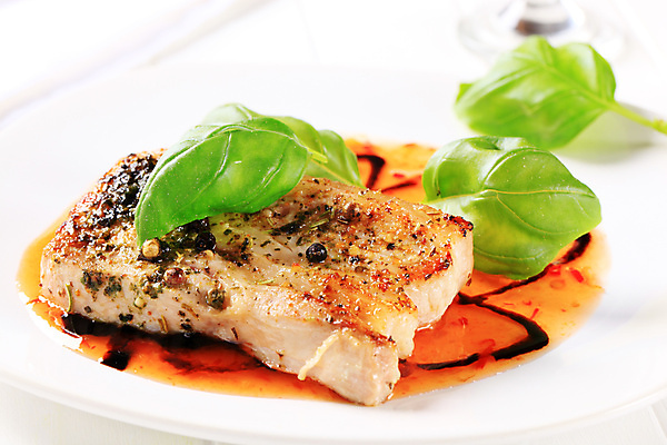 포토 JPG 해외이미지 접시 음식 조각 육류 돼지고기 요리 사람없음 빨간색 튀김 양념 조미료 굽기 허브 매움 후추 바질 앙트레 페스토 해외202004 해외202105 해외포토 식물 식기 컬러 식재료 소스_음식 맛 구이 향신료 향미료 파일형식