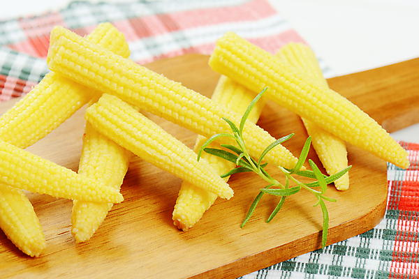 포토 JPG 해외이미지 실내 사람없음 흰배경 로즈메리 나무도마 베이비콘 해외202004 해외202105 해외포토 백그라운드 도마 옥수수 내부 목재 흰색 허브 파일형식