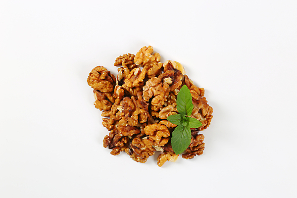 포토 JPG 해외이미지 잎 실내 사람없음 하이앵글 여러개 흰배경 호두 해외202004 해외202105 해외포토 식물 뷰포인트 다수 백그라운드 내부 견과류 흰색 파일형식