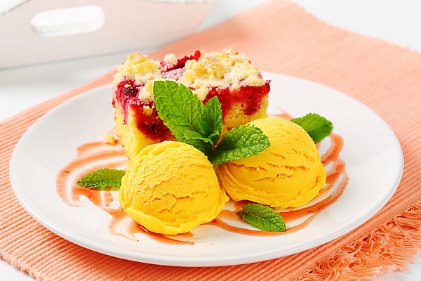 포토 JPG 해외이미지 스튜디오촬영 접시 음식 분홍색 조각 과일 공 아이스크림 디저트 사람없음 노란색 케이크 횡단보도 달콤 아침식사 굽기 받침대 국자 냅킨 산딸기 토핑 시럽 부스러기 셔벗 젤라또 핸드메이드 해외202004 해외202105 스펀지케이크 해외포토 식기 컬러 주방용품 실내 식사 보행로 맛 구이 파일형식