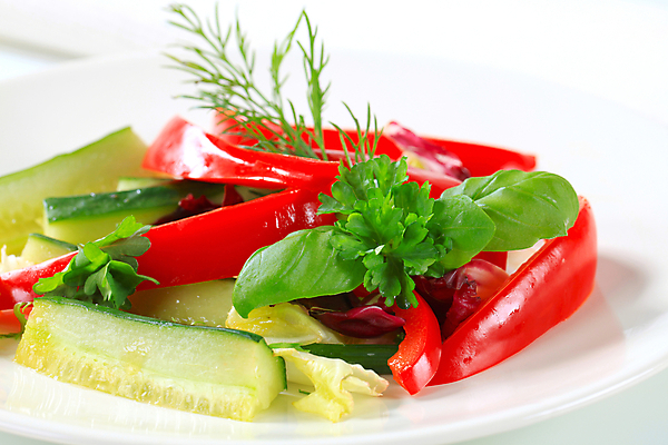 포토 JPG 해외이미지 접시 음식 조각 채소 반찬 오이 사람없음 샐러드 신선 막대기 상추 유기농 날것 후추 바질 딜 반주 채식주의자 비건 해외202004 해외202105 해외포토 식기 웰빙 향신료 채식 파일형식