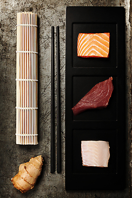 포토 JPG 해외이미지 접시 젓가락 실내 사람없음 하이앵글 회 참치 날것 연어 대나무발 생강 연어요리 연어회 플랫레이 해외202004 해외포토 식기 음식 뷰포인트 채소 수저 어류 내부 생선회 플랫 파일형식