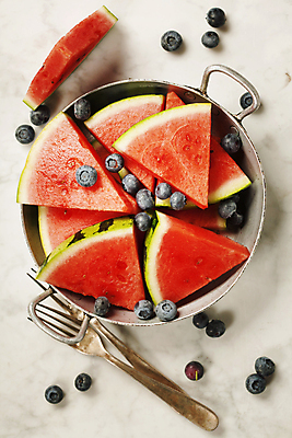 포토 JPG 해외이미지 포크 수박 실내 사람없음 냄비 담기 블루베리 해외202004 해외포토 식기 과일 모션 내부 솥 파일형식