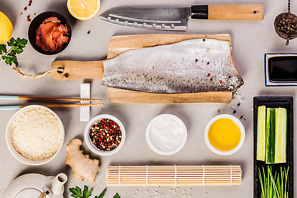 포토 JPG 해외이미지 음식 재료 젓가락 밥 오이 실내 사람없음 하이앵글 레몬 준비 날것 연어 후추 식칼 생강 연어요리 연어회 플랫레이 해외202004 해외포토 뷰포인트 채소 과일 주방용품 수저 어류 내부 생선회 플랫 향신료 파일형식