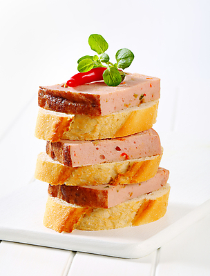 포토 JPG 해외이미지 음식 빵 조각 고추 도마 샌드위치 육류 돼지고기 사람없음 쌓기 소고기 소시지 아침식사 바게트 매움 롤 땅바닥 송아지고기 해외202004 해외202105 해외포토 채소 식재료 모션 주방용품 바닥 식사 가공식품 맛 파일형식