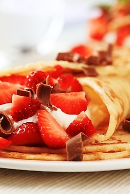 포토 JPG 해외이미지 접시 딸기 실내 근접촬영 사람없음 아웃포커스 초콜릿 달콤 흰배경 생크림 크레이프 해외202004 해외202105 해외포토 식기 뷰포인트 백그라운드 과일 디저트 촬영기법 내부 흰색 맛 크림 파일형식