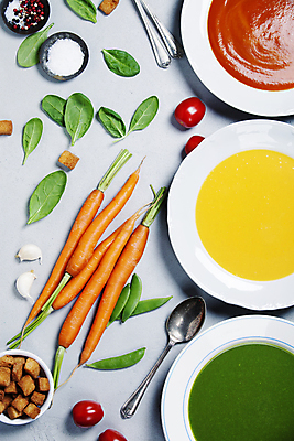 포토 JPG 해외이미지 스튜디오촬영 접시 방울토마토 실내 마늘 사람없음 하이앵글 숟가락 당근 흰배경 소금 후추 단호박수프 해외202004 해외포토 식기 뷰포인트 백그라운드 토마토 채소 뿌리채소 수저 내부 흰색 수프 향신료 파일형식