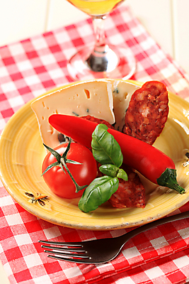 포토 JPG 해외이미지 접시 포크 와인잔 방울토마토 고추 치즈 실내 사람없음 아웃포커스 천 바질 살라미 해외202004 해외202105 해외포토 식기 토마토 채소 술잔 유제품 촬영기법 내부 직물 파일형식