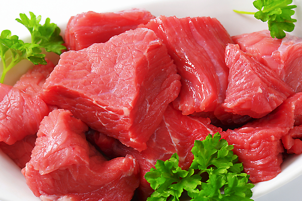 포토 JPG 해외이미지 접시 실내 파슬리 생고기 근접촬영 사람없음 소고기 흰배경 해외202004 해외202105 해외포토 식기 뷰포인트 백그라운드 채소 육류 내부 흰색 파일형식