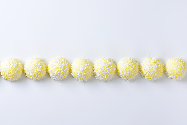 포토 JPG 해외이미지 스튜디오촬영 선 음식 크리스마스 공 디저트 사탕 사람없음 쿠키 과자 초콜릿 대접 달콤 가득함 크림 일렬 머리위 코코넛 마시멜로우 바닐라 맛있는 해외202004 해외202105 해외포토 기념일 과일 실내 맛 파일형식